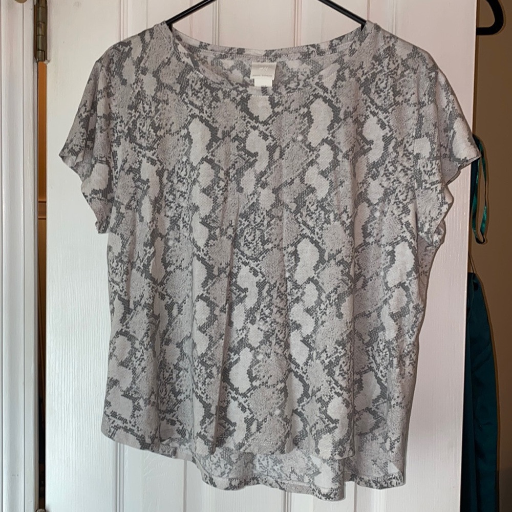 H&M tee shirt snake patterned short sleeve size medium